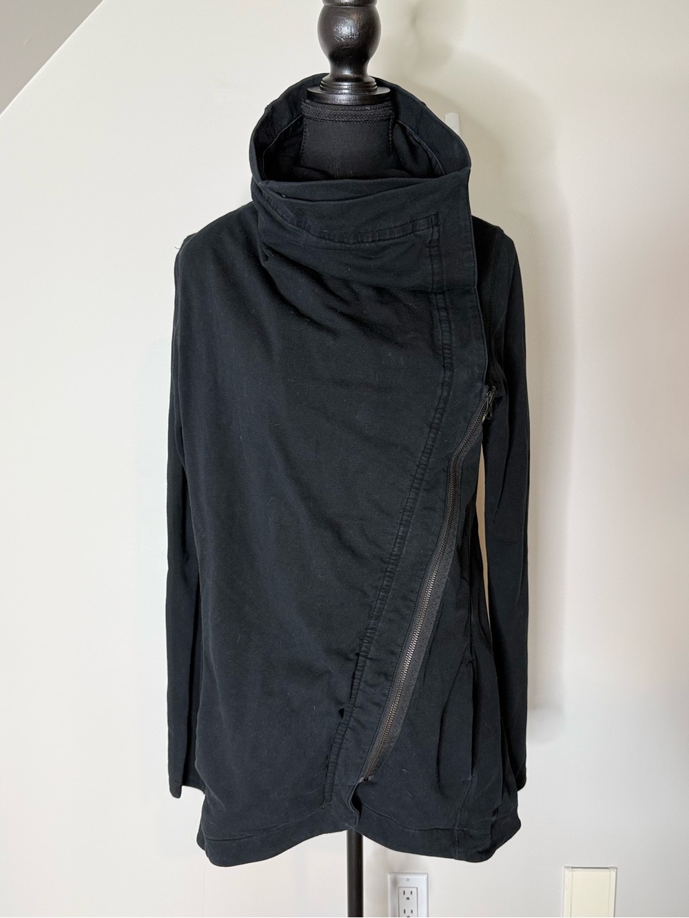 LULULEMON Black Method Wrap Asymmetrical Zip Up High Neck Pockets Size 10 *Flaw - Picture 6 of 14